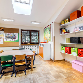 Wnętrze kącika sali z stolikiem i krzesełkami