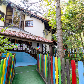 Widok na wejście do budynku