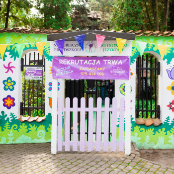 Widok na wejście z banerem rekrutacja